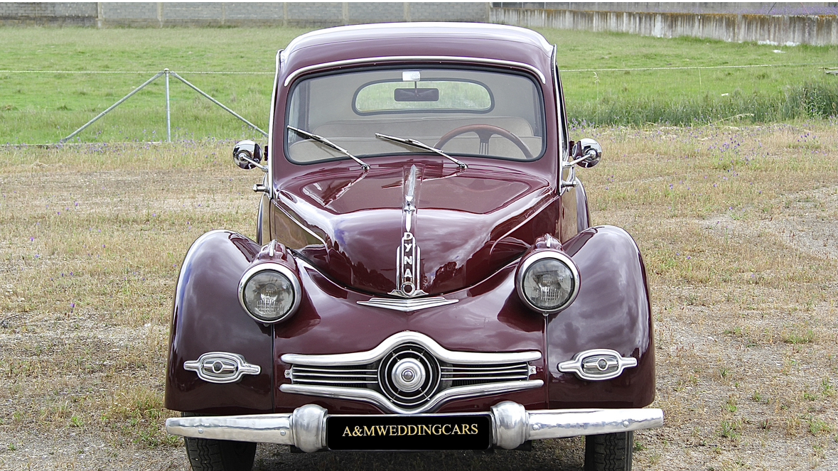 Panhard Dyna 1950 bordeaux visto de frente com matrícula A&M Wedding Cars, A&M Wedding Cars