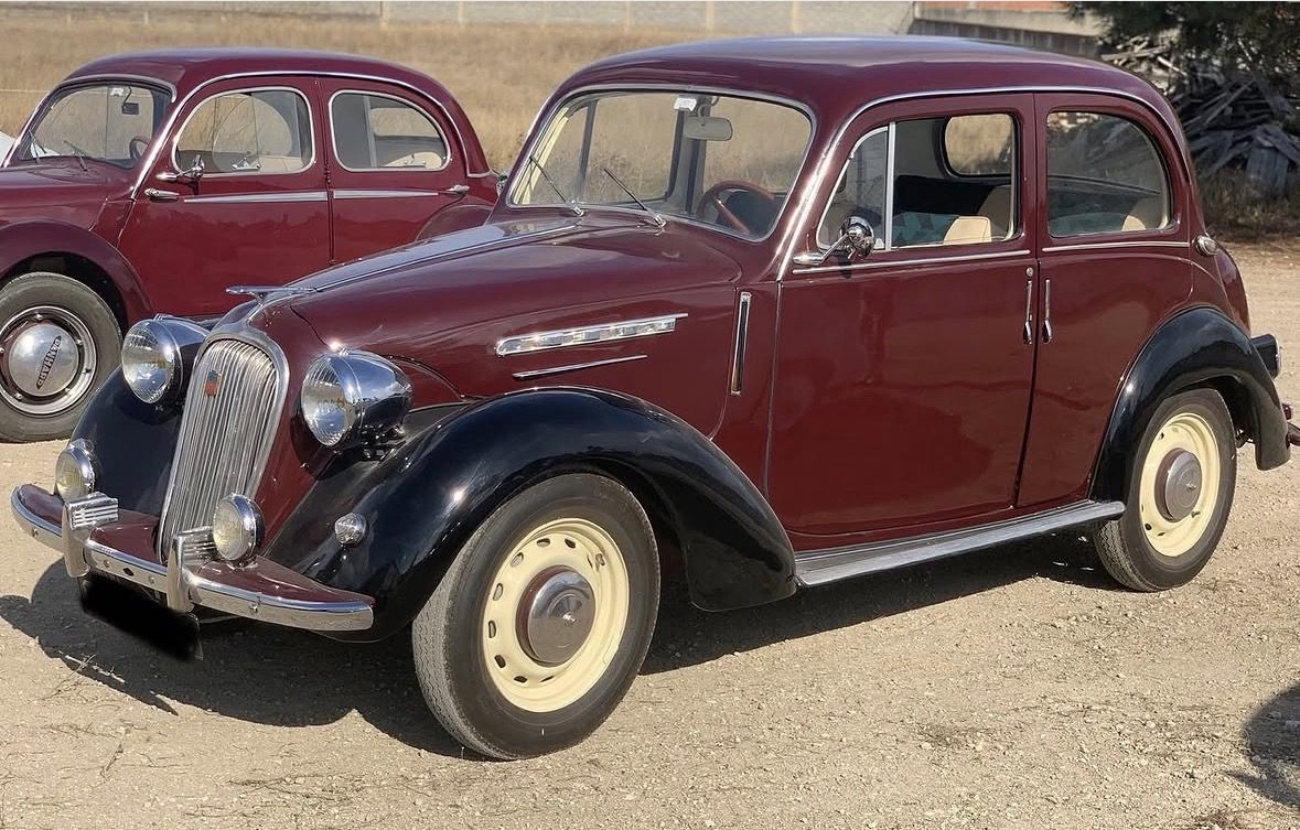 Simca 8 bordeaux e preto, berlina clássica anos 50 da A&M Wedding Cars