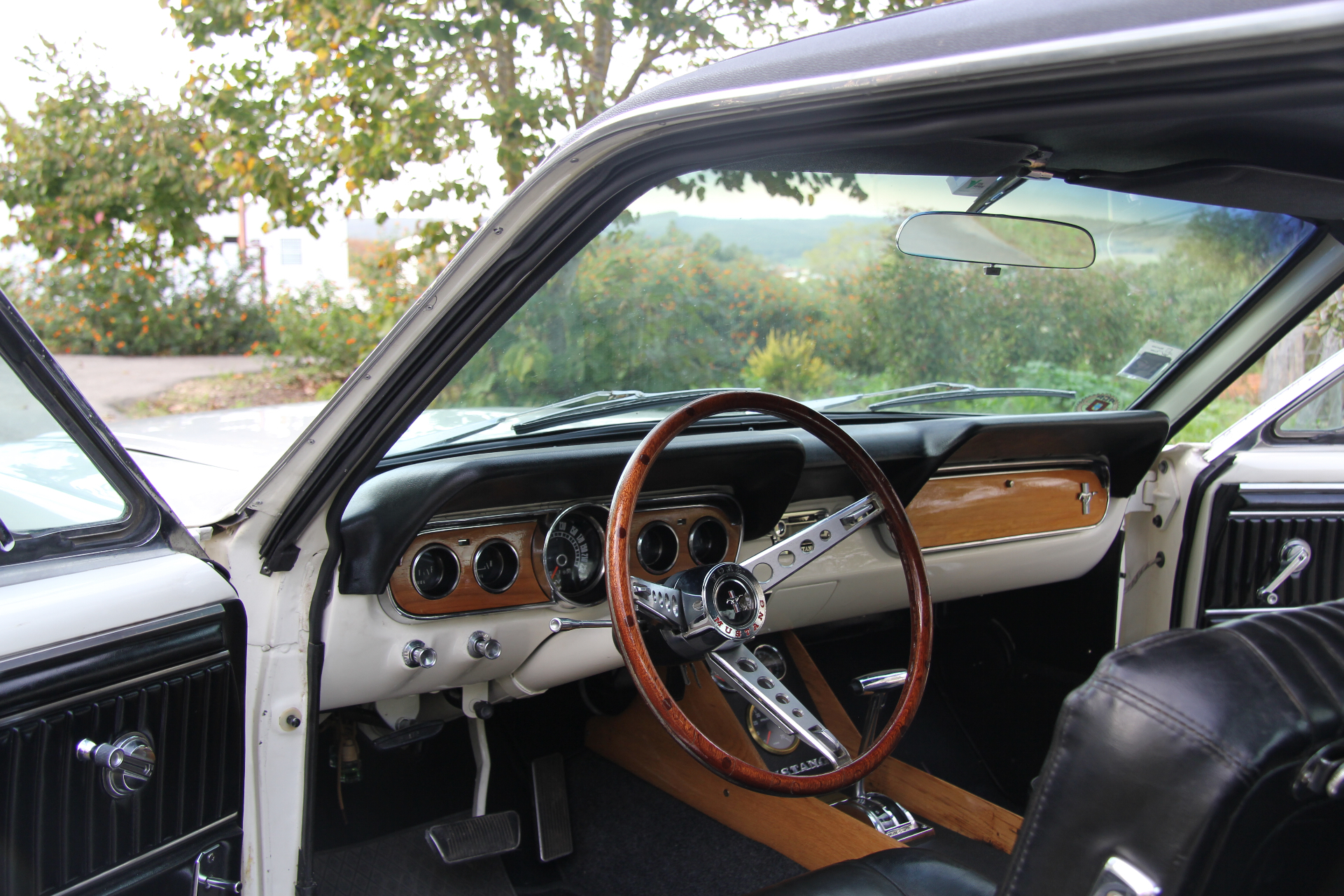 Painel do Ford Mustang 1966 com volante em madeira e mostradores originais, A&M Wedding Cars