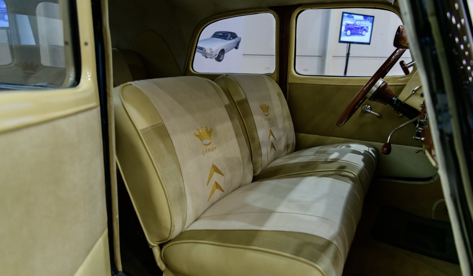 Interior do Citroën Traction com bancos em tecido creme bordado com logo Citroën dourado, A&M Wedding Cars