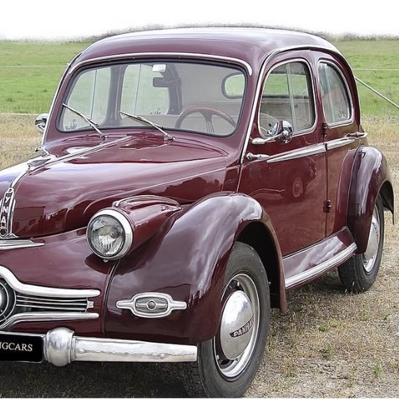Panhard Dyna 1950 cor bordeaux estacionado em campo verde, A&M Wedding Cars