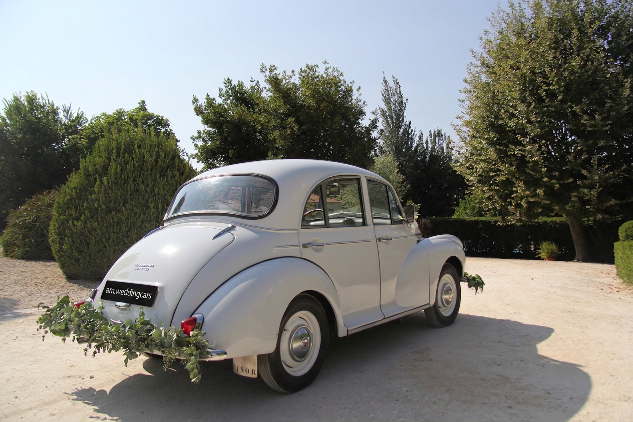 Vista traseira do Morris Minor branco com decoração floral de eucalipto, A&M Wedding Cars