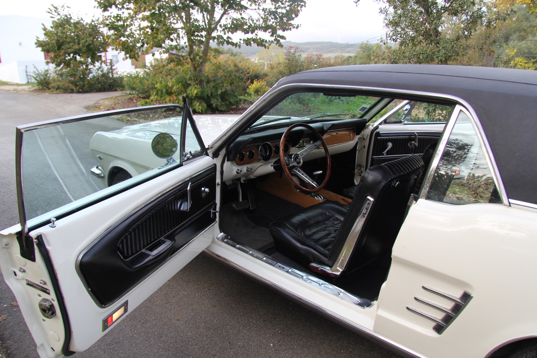 Ford Mustang 1966 branco com porta aberta a mostrar interior em pele preta, A&M Wedding Cars
