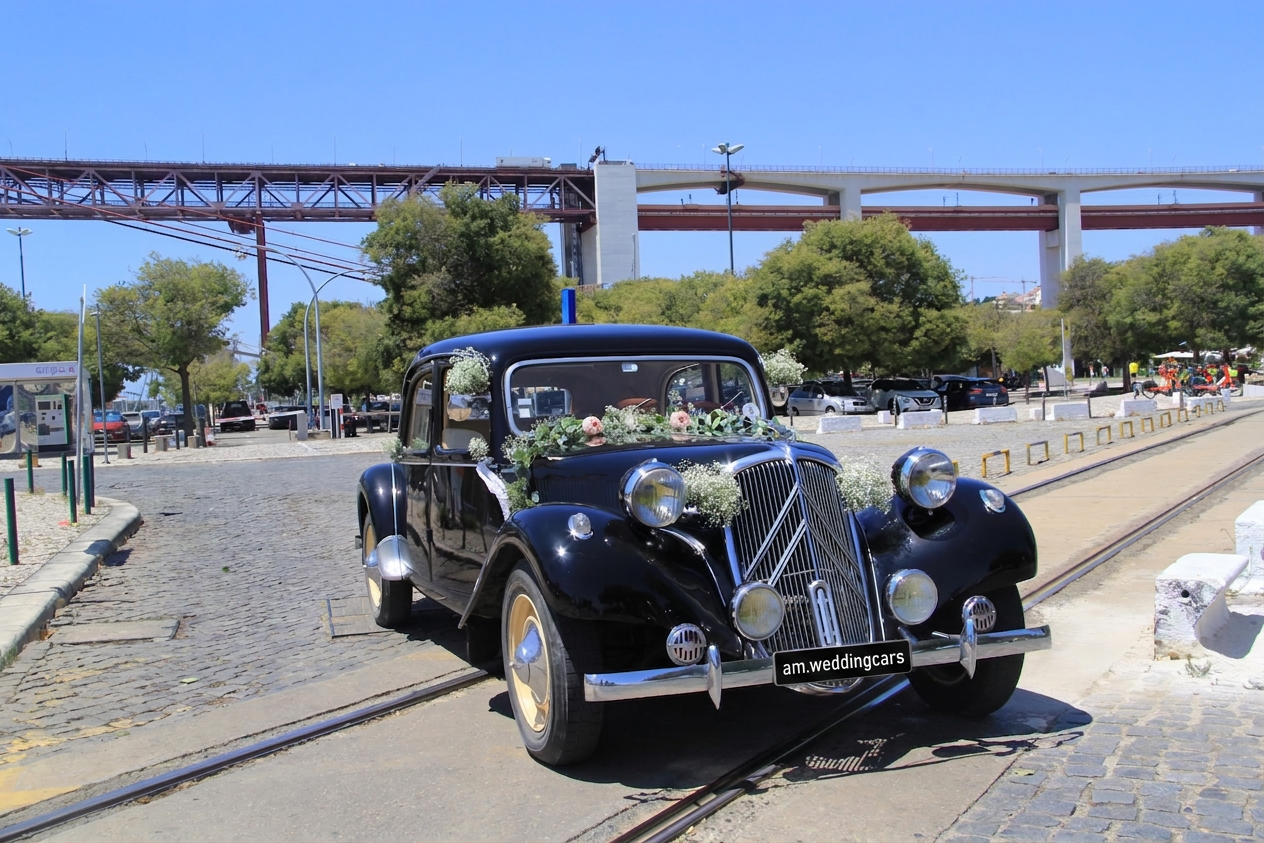 Citroën Traction preto decorado com flores estacionado junto à Ponte 25 de Abril em Lisboa, A&M Wedding Cars