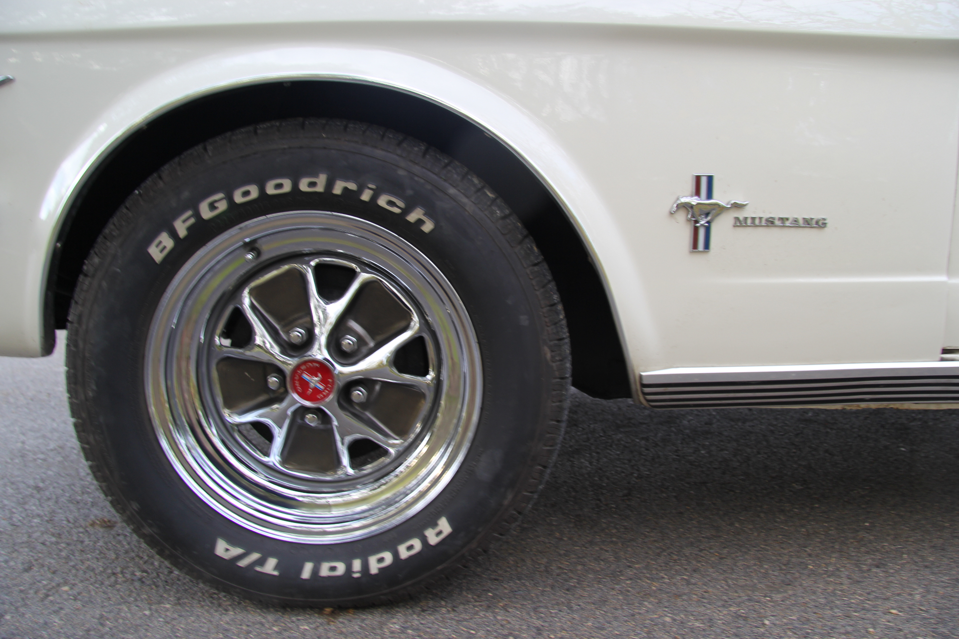 Detalhe da jante cromada e pneu BFGoodrich do Ford Mustang 1966 com emblema Mustang, A&M Wedding Cars