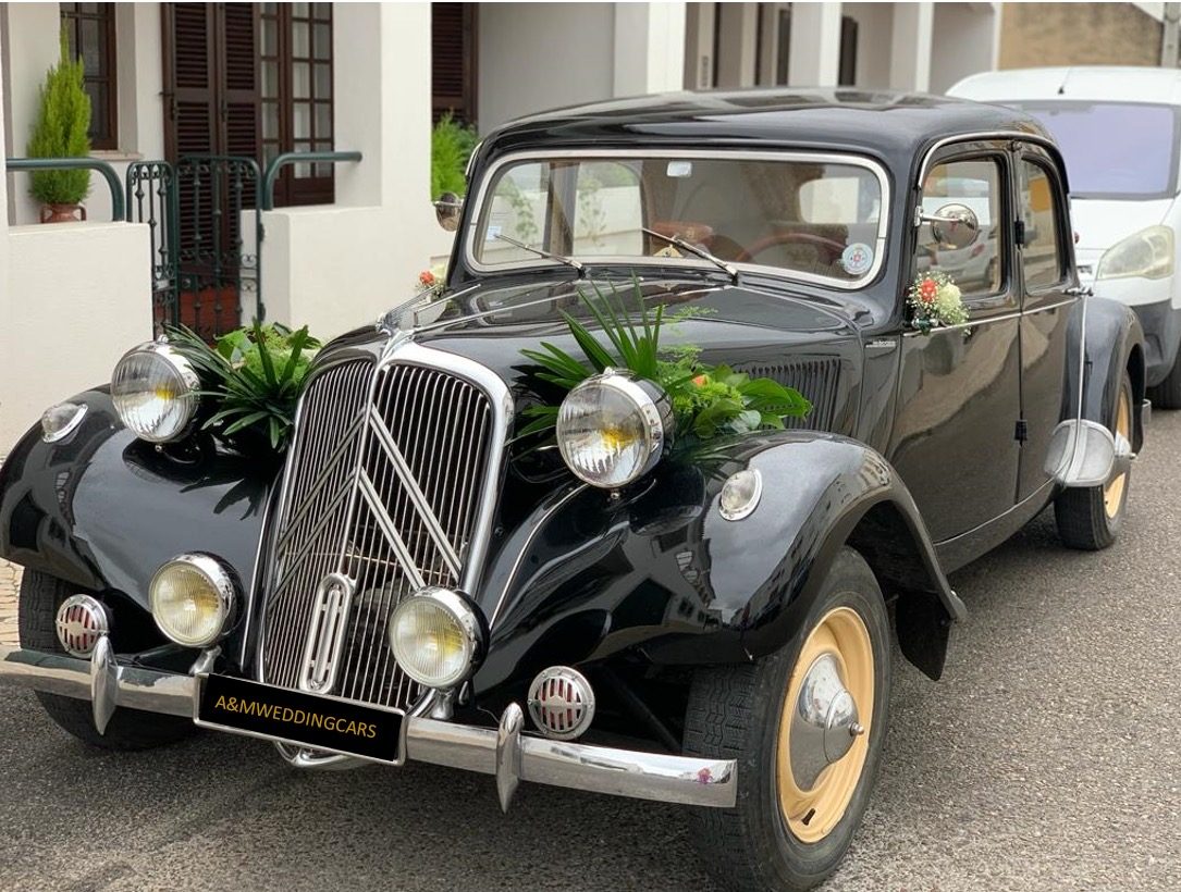 Citroën Traction preto decorado com flores e vegetação, pronto para casamento