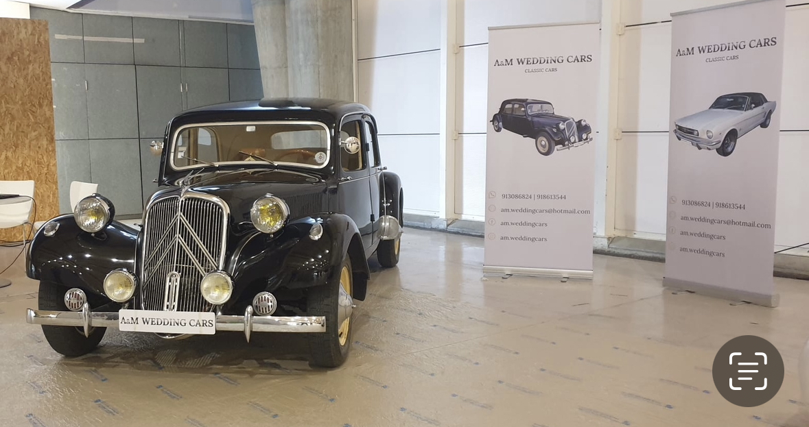 Citroën Traction preto com matrícula personalizada A&M Wedding Cars em ambiente interior, A&M Wedding Cars